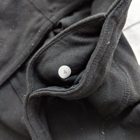 Lululemon 2.5 inseam shorts - Picture 3 of 6